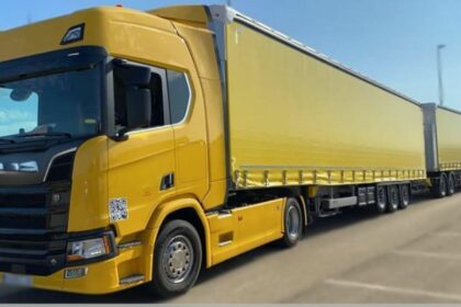 .Estos son los requisitos técnicos para circular con camiones euro-modulares o duotrailers. Foto de archivo Imagen de un duotráiler. Foto de archivo