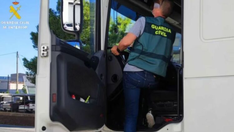 Un guardia civil inspecciona uno de los camiones utilizados para el tráfico de drogas. Foto: Ministerio del Interior