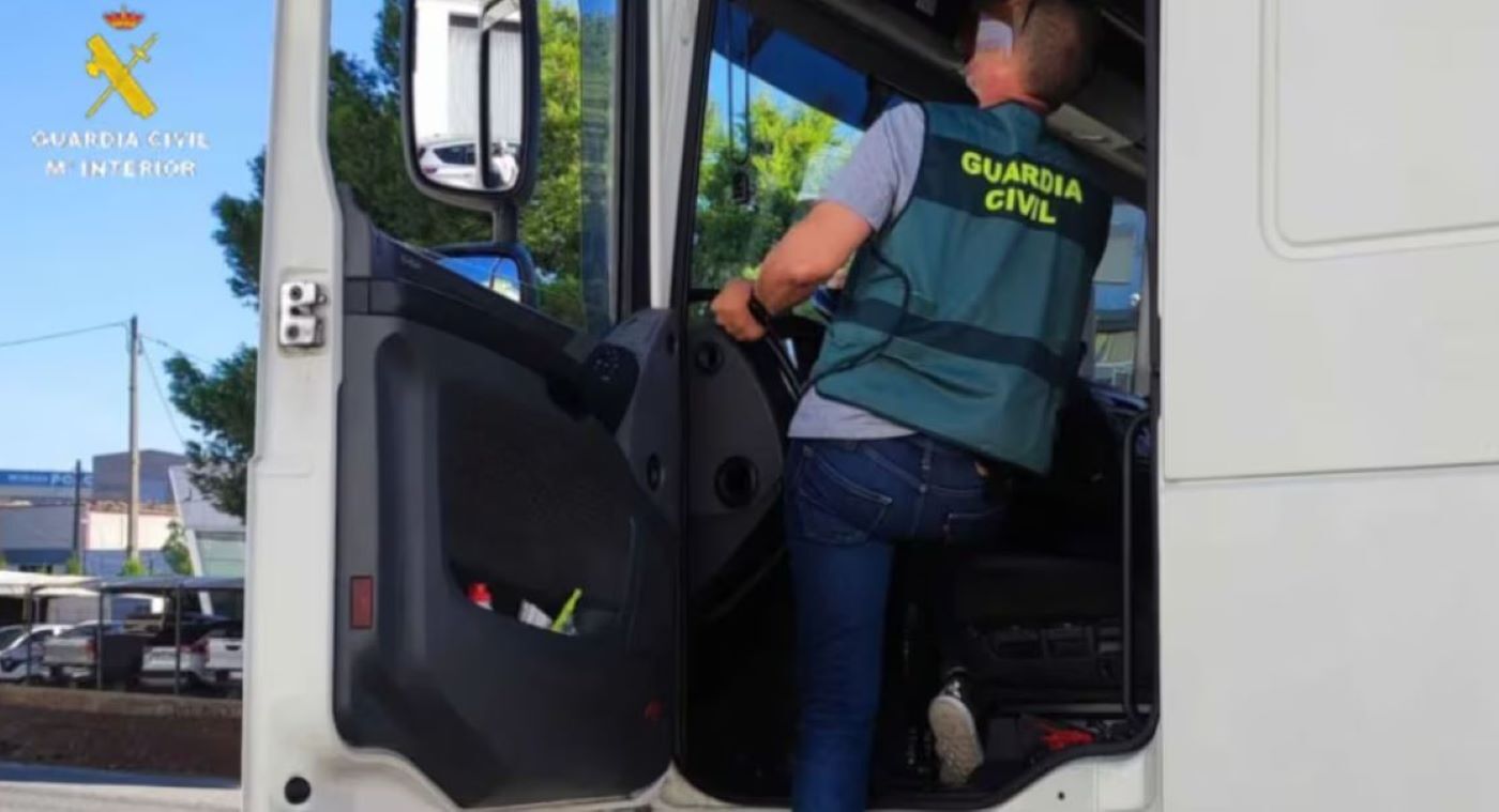 Un guardia civil inspecciona uno de los camiones utilizados para el tráfico de drogas. Foto: Ministerio del Interior Un guardia civil inspecciona uno de los camiones utilizados para el tráfico de drogas. Foto: Ministerio del Interior