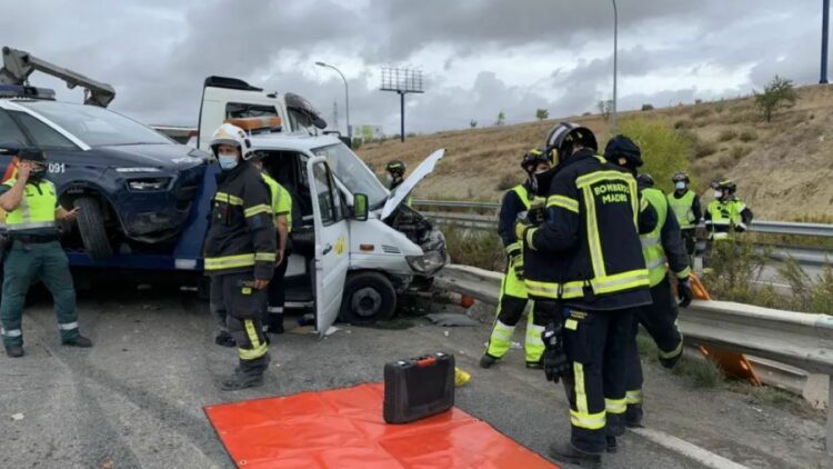 Imagen del accidente en el que falleció un operario de grúa de auxilio en carretera. Foto: Emergencias Madrid