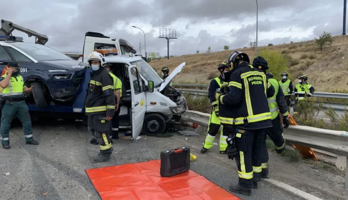 Imagen del accidente en el que falleció un operario de grúa de auxilio en carretera. Foto: Emergencias Madrid