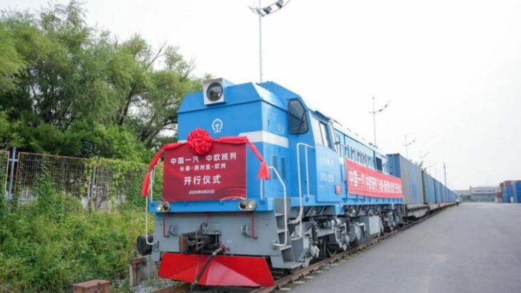 Tren de carga China-Europa cargado con autopartes de alta gama del fabricante chino de automóviles China FAW Group. Foto: Xinhua