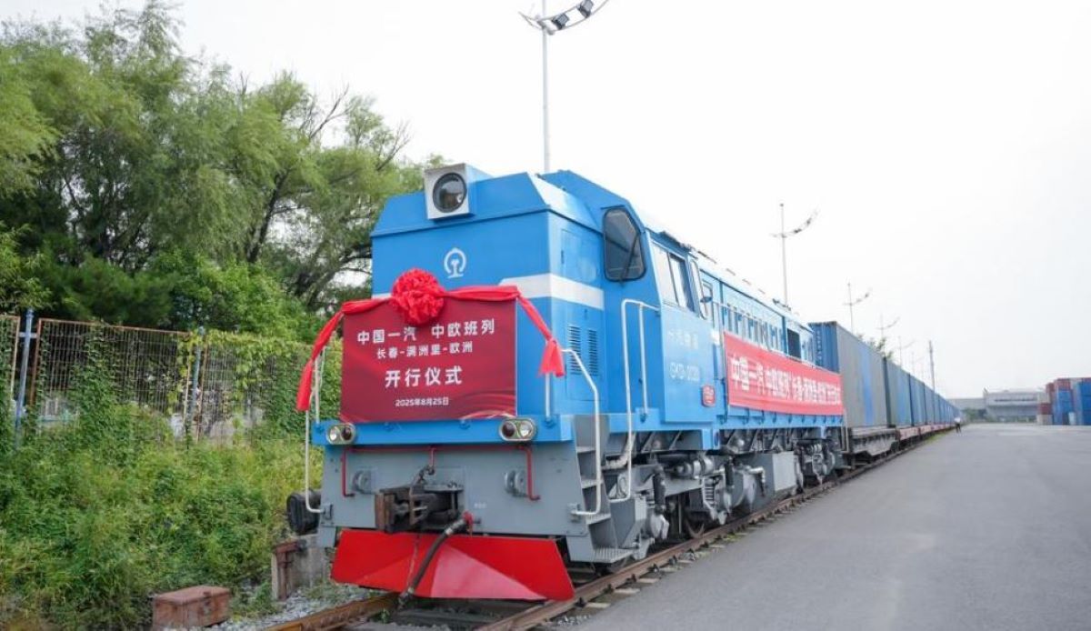 Tren de carga China-Europa cargado con autopartes de alta gama del fabricante chino de automóviles China FAW Group. Foto: Xinhua