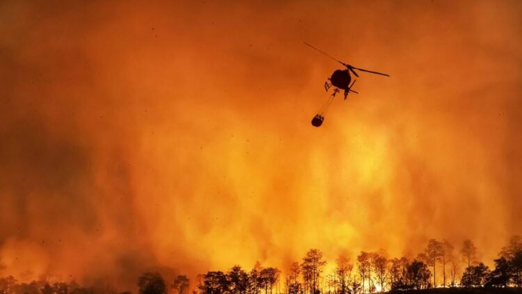 Imagen de un helicóptero en un incendio. Foto de archivo