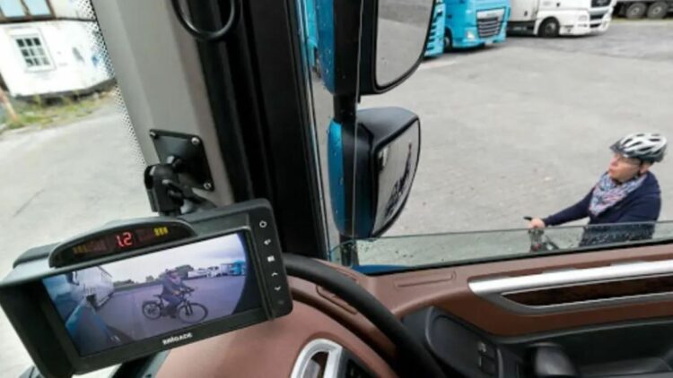 Imagen del monitor de una cámara en la cabina de un camión.Archvo