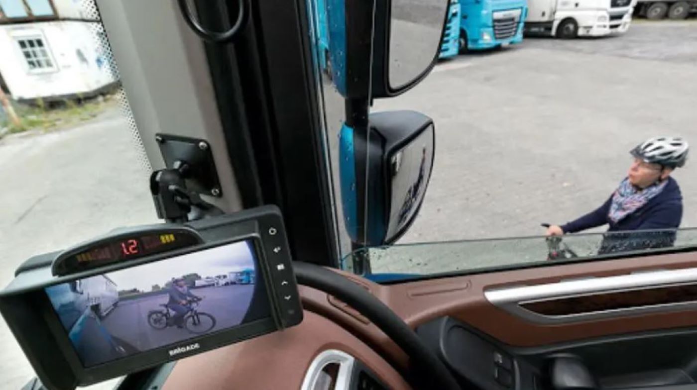 Imagen del monitor de una cámara en la cabina de un camión.Archvo