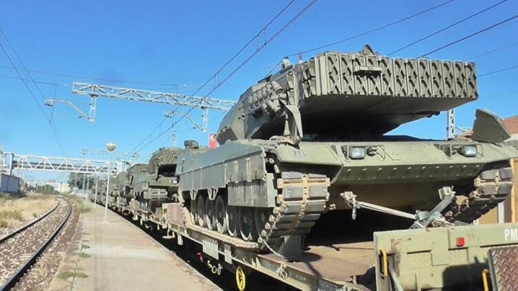 Imgen de un transporte militar en tren. Foto: YouTube