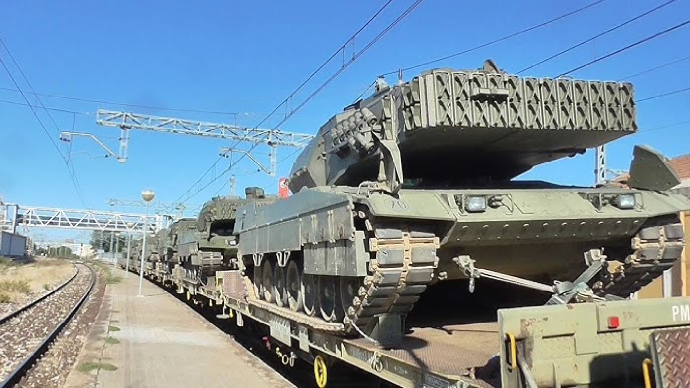 Imgen de un transporte militar en tren. Foto: YouTube