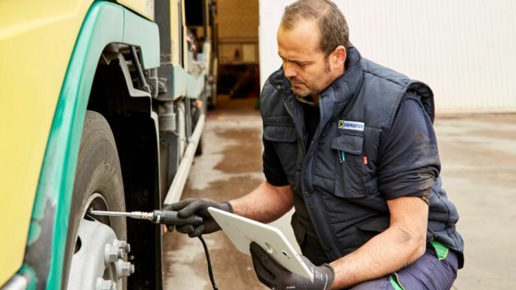 Mecánico revisando los neumáticos de un camión. Foto: Euromaster