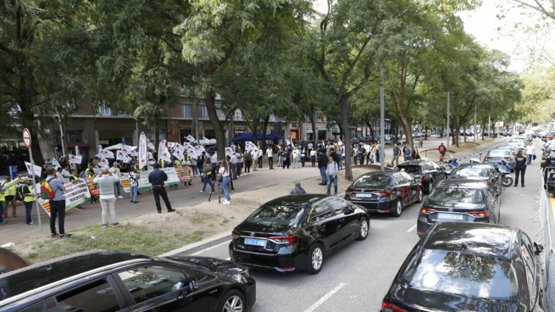 Unos 200 conductores de VTC han hecho una concentración frente al Departament de Territori. Fotos Unauto VTC