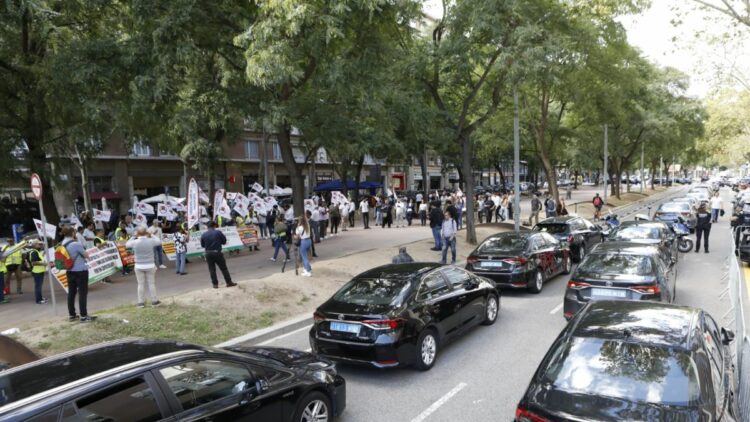 Unos 200 conductores de VTC han hecho una concentración frente al Departament de Territori. Fotos Unauto VTC
