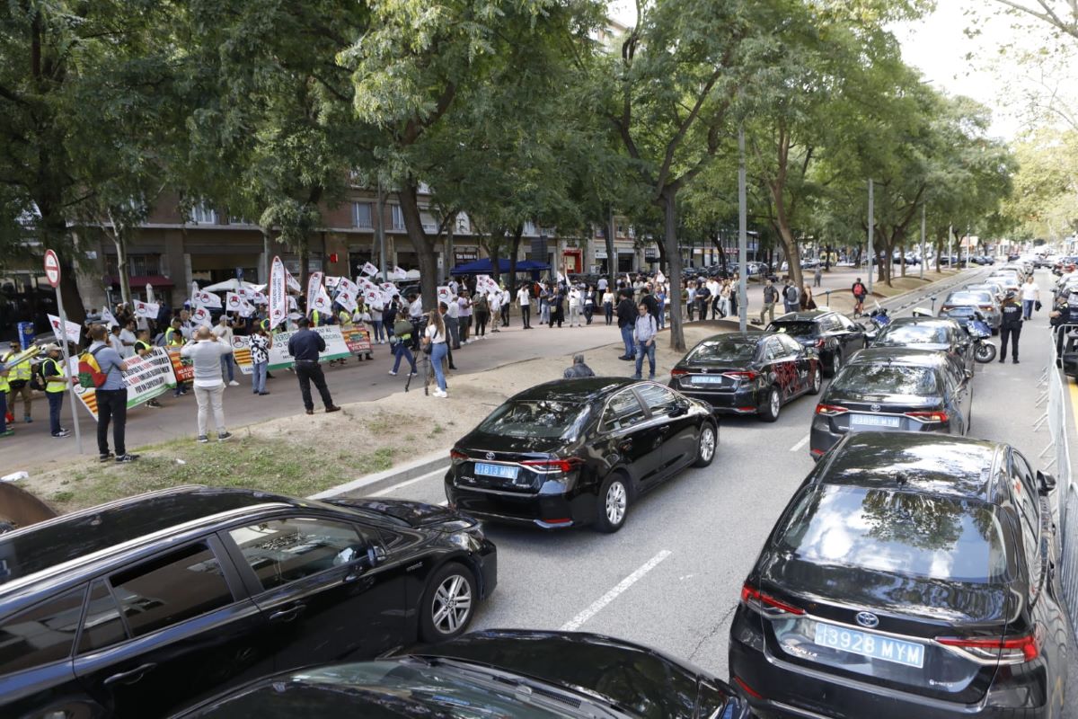 Unos 200 conductores de VTC han hecho una concentración frente al Departament de Territori. Fotos Unauto VTC Unos 200 conductores de VTC han hecho una concentración frente al Departament de Territori. Fotos Unauto VTC