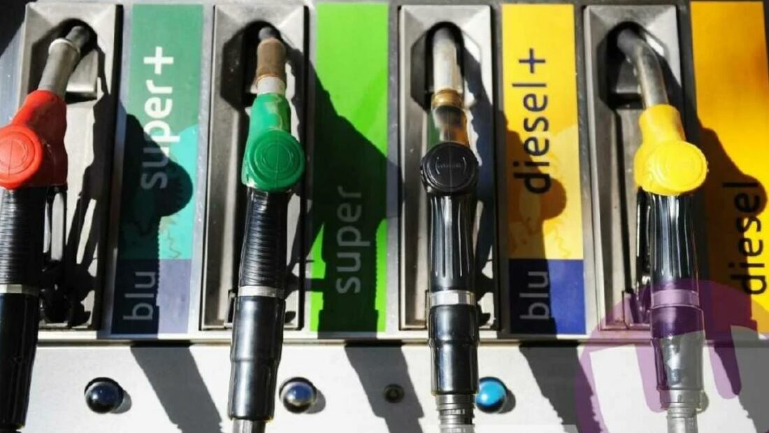 Imagen de surtidores de combustible en una gasolinera de Italia. Foto de archivo