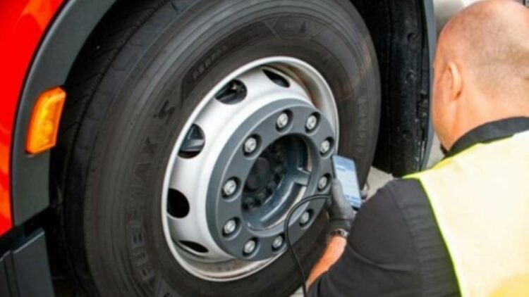 Imagen del control de la presión de los neumáticos. Foto de archivo