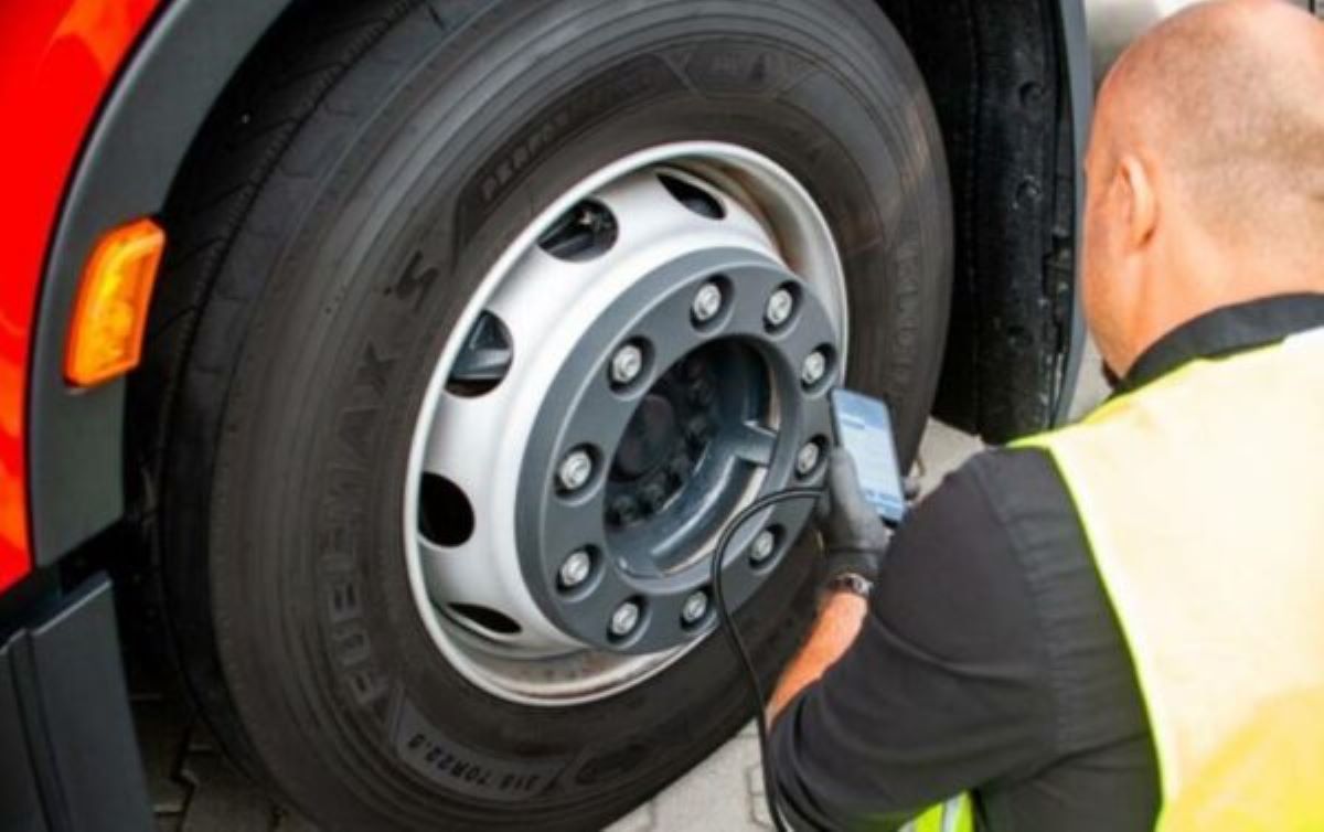 Las ventas de neumáticos de los talleres españoles de vehículos industriales caen un 1,4%