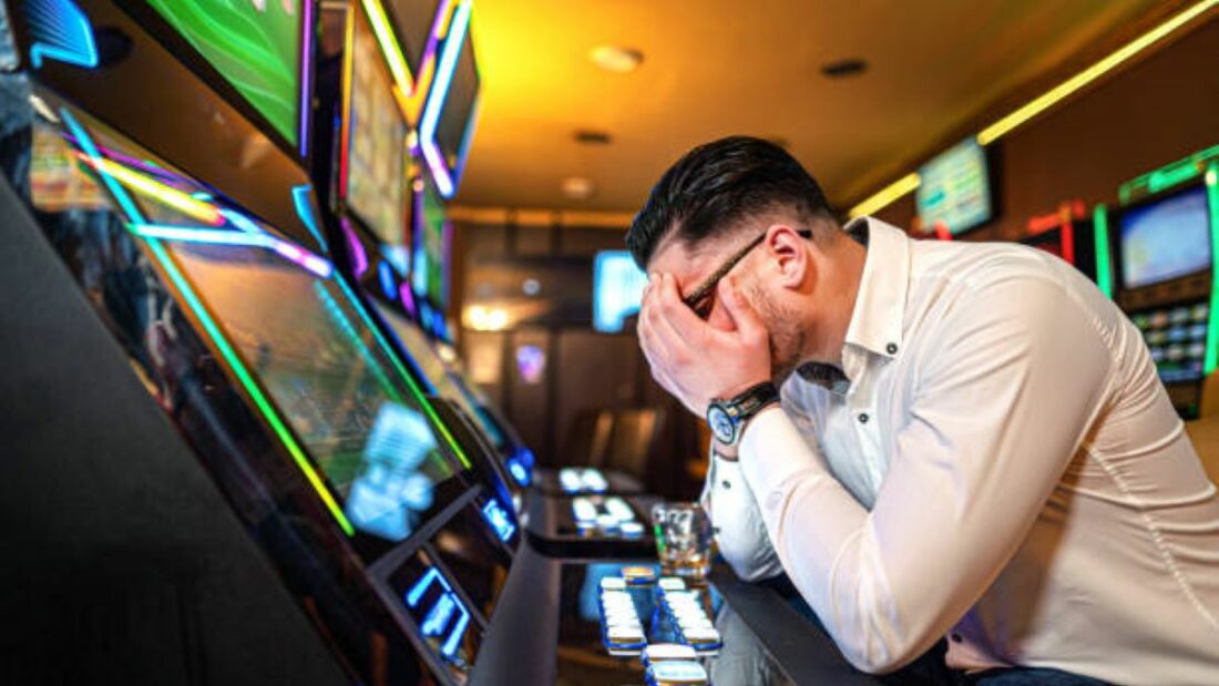 Imagen de un jugador ante una máquina tragaperras Imagen de un jugador ante una máquina tragaperras
