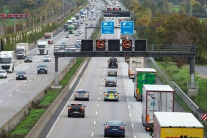 Alemania prorroga la circulación de camiones con semirremolques de 15 metros hasta 2033. Foto de archivo Alemania prorroga la circulación de camiones con semirremolques de 15 metros hasta 2033. Foto de archivo