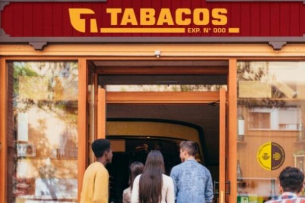 Acuerdo entre Correos Express y la Unión de Estanqueros para ampliar la red Punto Correos. Foto: Correos Express