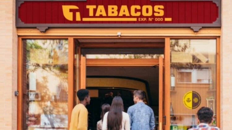 Acuerdo entre Correos Express y la Unión de Estanqueros para ampliar la red Punto Correos. Foto: Correos Express