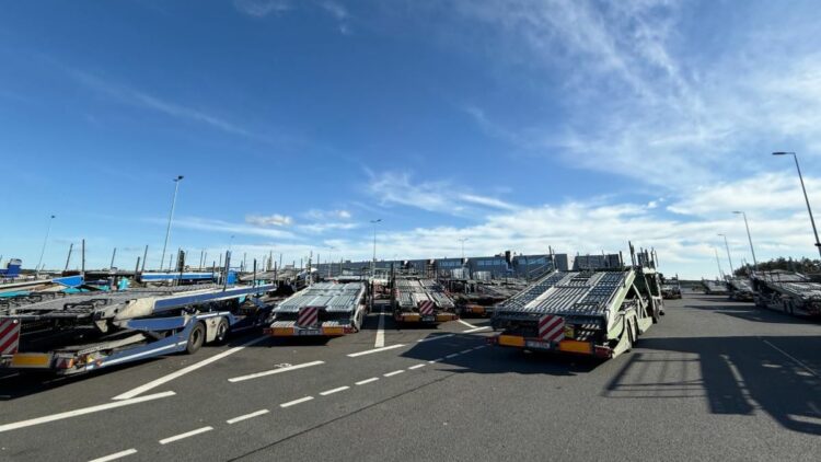 Imagen de los camiones esperando para cargar Teslas. Foto: Faire Mobilität