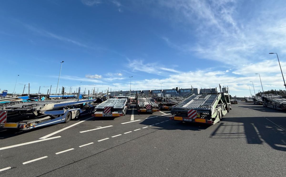 Imagen de los camiones esperando para cargar Teslas. Foto: Faire Mobilität Imagen de los camiones esperando para cargar Teslas. Foto: Faire Mobilität