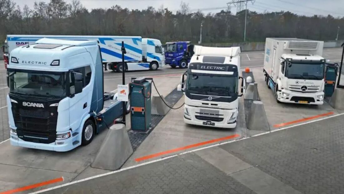 Los fabricantes de camiones presionan a la CE para que flexibilice sus objetivos y reduzca las ventas de camiones eléctricos. Foto de archivo Los fabricantes de camiones presionan a la CE para que flexibilice sus objetivos y reduzca las ventas de camiones eléctricos. Foto de archivo