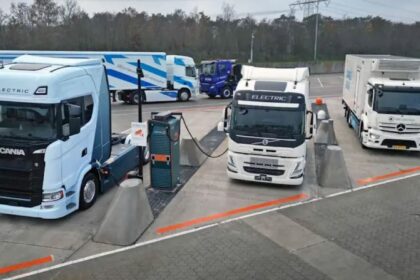 Los fabricantes de camiones presionan a la CE para que flexibilice sus objetivos y reduzca las ventas de camiones eléctricos. Foto de archivo Los fabricantes de camiones presionan a la CE para que flexibilice sus objetivos y reduzca las ventas de camiones eléctricos. Foto de archivo