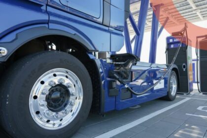 Imagen de carga de baterías de un camión eléctrico