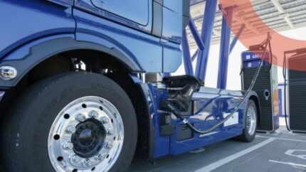 Imagen de carga de baterías de un camión eléctrico