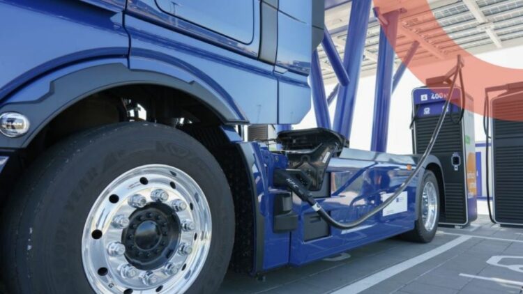 Imagen de carga de baterías de un camión eléctrico