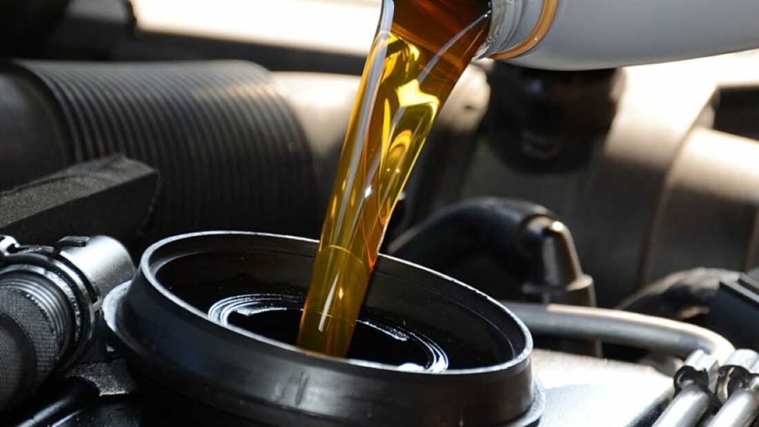 Cambio de aceite. Foto de archivo