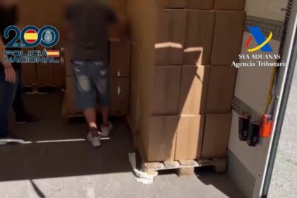 Desarticulada una organización que utilizaba camiones para el contrabando de tabaco. Foto: Policía Nacional/Agencia Tributaria Desarticulada una organización que utilizaba camiones para el contrabando de tabaco. Foto: Policía Nacional/Agencia Tributaria