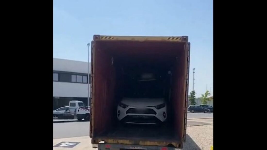 Desmantelada una organización que sustraía coches para enviarlos en contenedores a Gambia. Foto: Vídeo @Mossos Desmantelada una organización que sustraía coches para enviarlos en contenedores a Gambia. Foto: Vídeo @Mossos