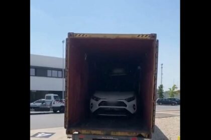 Desmantelada una organización que sustraía coches para enviarlos en contenedores a Gambia. Foto: Vídeo @Mossos Desmantelada una organización que sustraía coches para enviarlos en contenedores a Gambia. Foto: Vídeo @Mossos