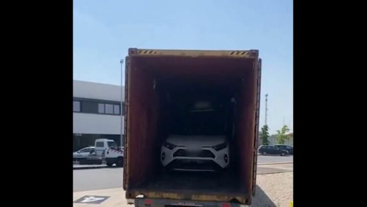 Desmantelada una organización que sustraía coches para enviarlos en contenedores a Gambia. Foto: Vídeo @Mossos