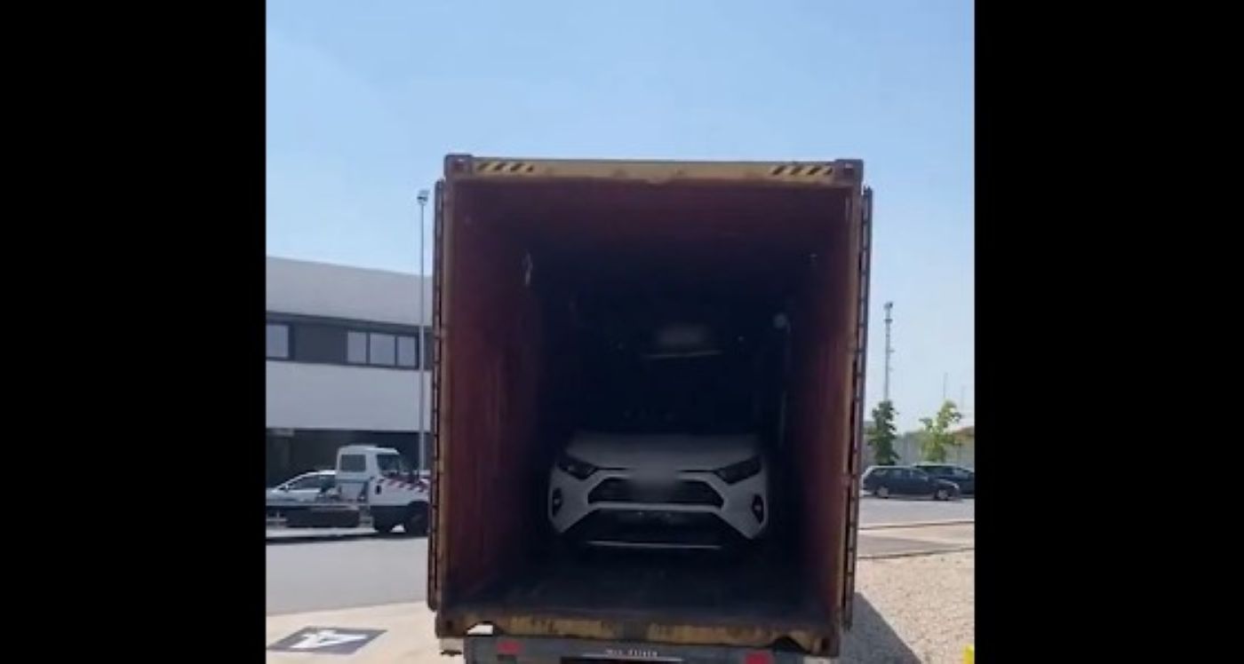 Desmantelada una organización que sustraía coches para enviarlos en contenedores a Gambia. Foto: Vídeo @Mossos