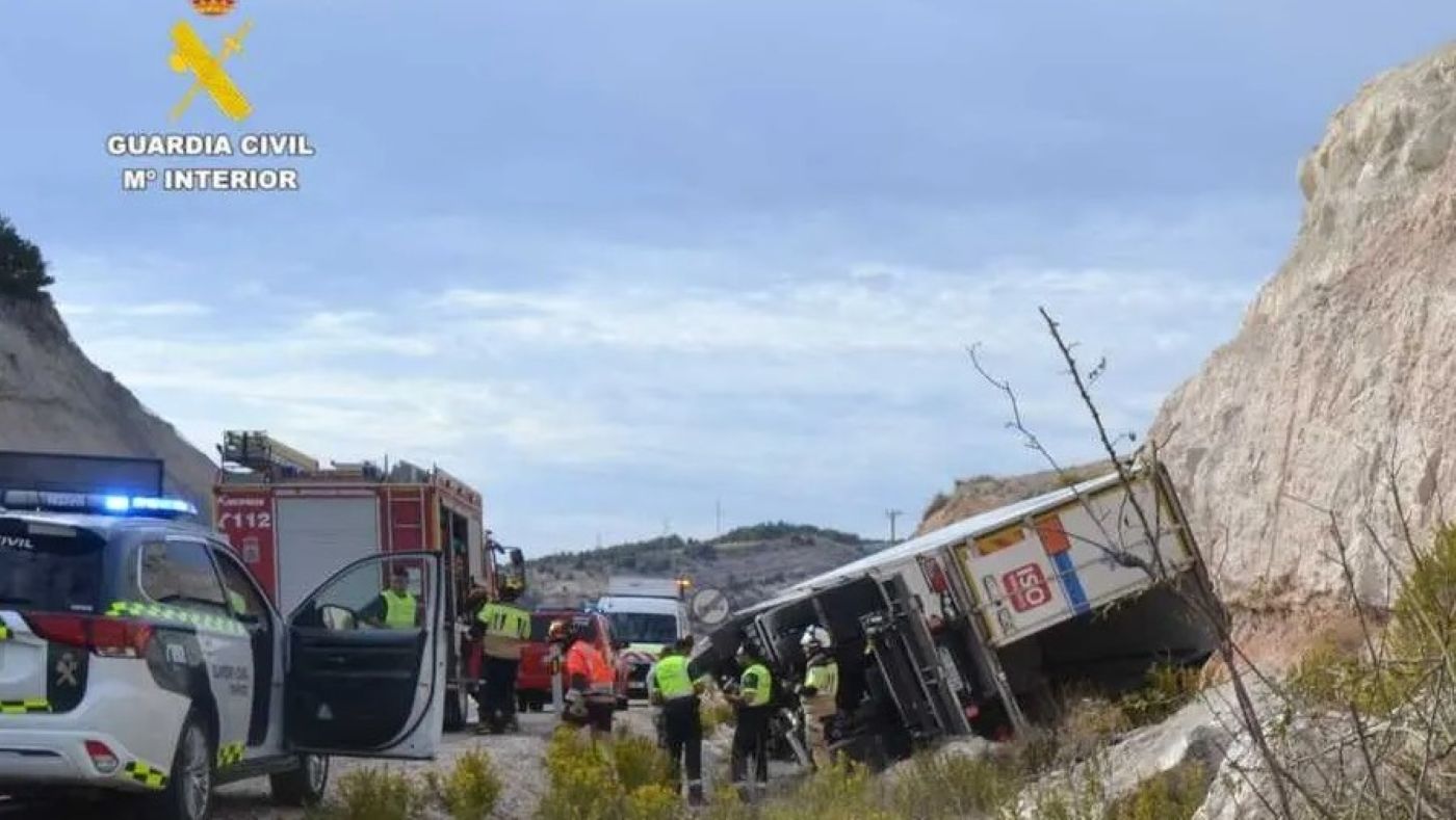 Imagen del camión volcado en la N-122. Foto: Guardia Civil