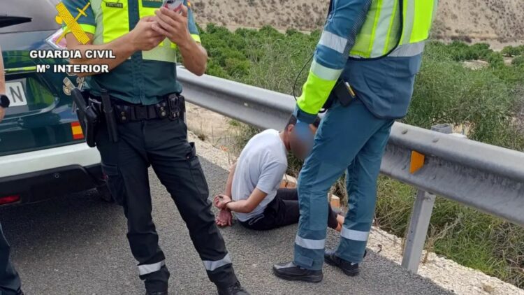 Detenido un camionero que conducía de forma temeraria y bajo los efectos de alcohol y drogas. Foto: Guardia Civil