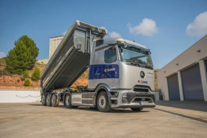 QUADIS Autolica Industriales entregó el camión eléctrico Mercedes-Benz eActros 600 LS a EXLAND. Foto: QUADIS Autolica Industriales QUADIS Autolica Industriales entregó el camión eléctrico Mercedes-Benz eActros 600 LS a EXLAND. Foto: QUADIS Autolica Industriales