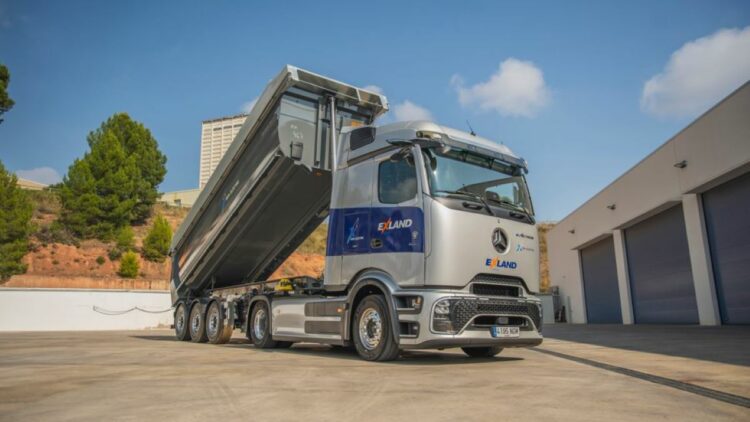 QUADIS Autolica Industriales entregó el camión eléctrico Mercedes-Benz eActros 600 LS a EXLAND. Foto: QUADIS Autolica Industriales
