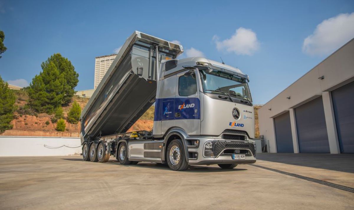 QUADIS Autolica Industriales entregó el camión eléctrico Mercedes-Benz eActros 600 LS a EXLAND. Foto: QUADIS Autolica Industriales