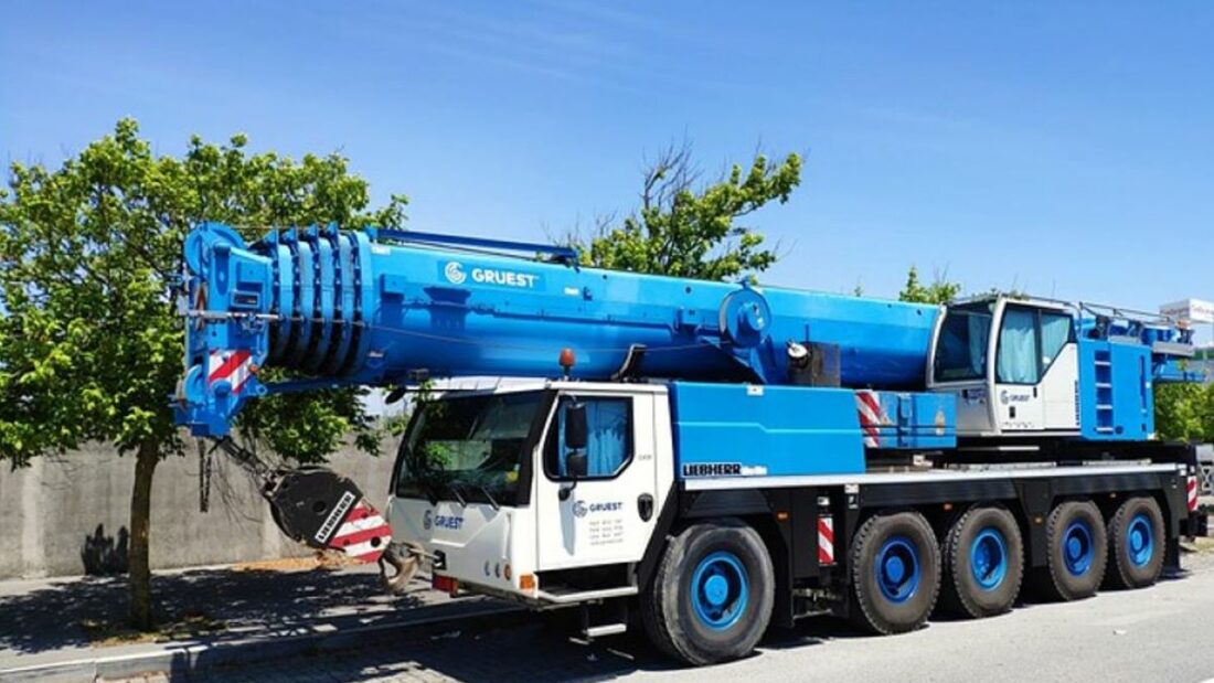 Firmada la solicitud de reducción de los coeficientes reductores para los conductores de grúas. Foto de archivo Firmada la solicitud de reducción de los coeficientes reductores para los conductores de grúas. Foto de archivo