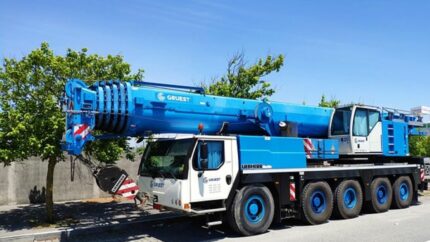 Firmada la solicitud de reducción de los coeficientes reductores para los conductores de grúas. Foto de archivo Firmada la solicitud de reducción de los coeficientes reductores para los conductores de grúas. Foto de archivo