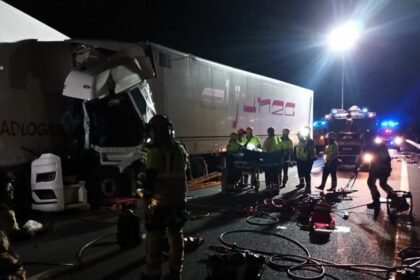 Herido grave un camionero en la colisión entre dos camiones en la A-7, en Murcia. Foto: CEIS Herido grave un camionero en la colisión entre dos camiones en la A-7, en Murcia. Foto: CEIS