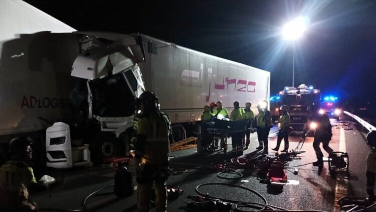 Herido grave un camionero en la colisión entre dos camiones en la A-7, en Murcia. Foto: CEIS