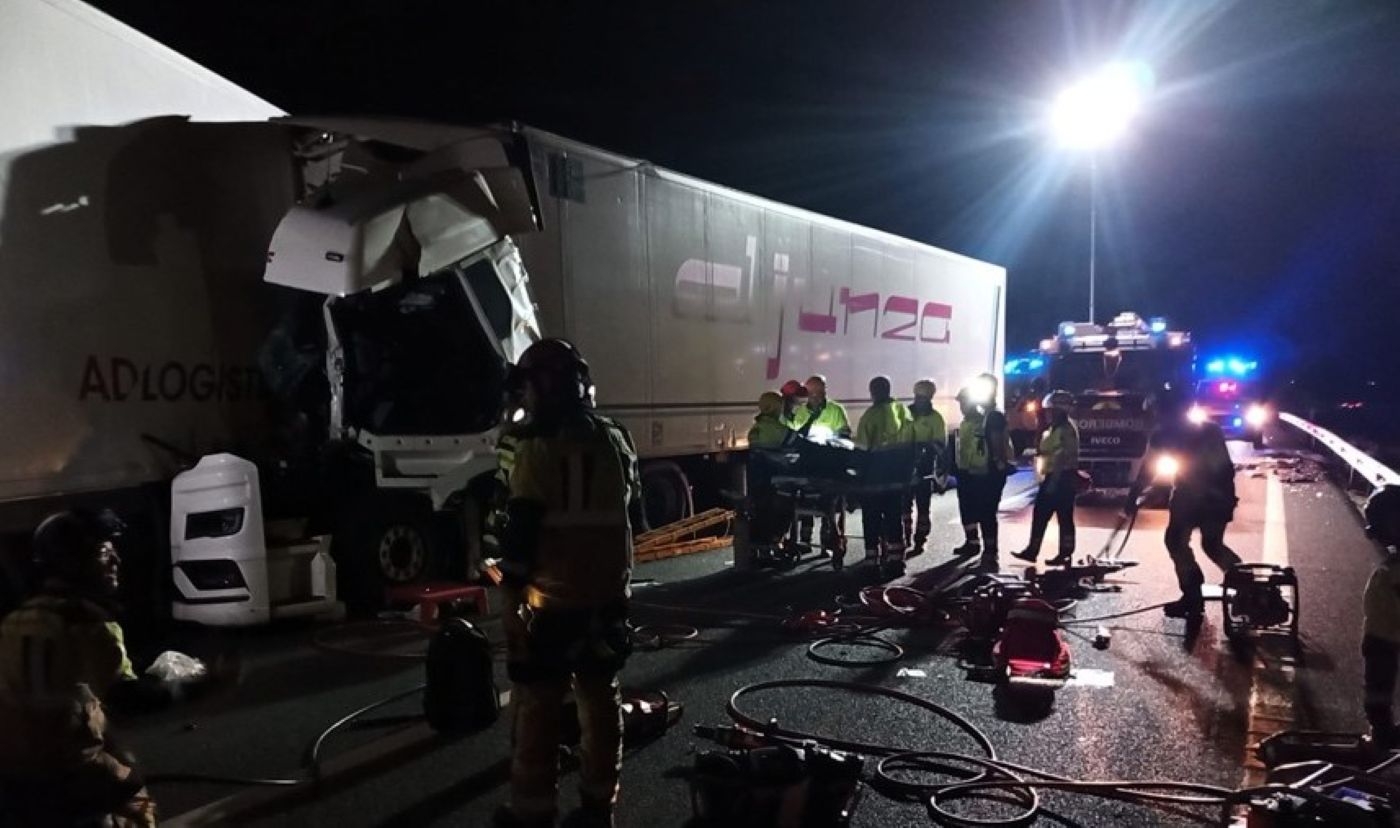 Herido grave un camionero en la colisión entre dos camiones en la A-7, en Murcia. Foto: CEIS Herido grave un camionero en la colisión entre dos camiones en la A-7, en Murcia. Foto: CEIS