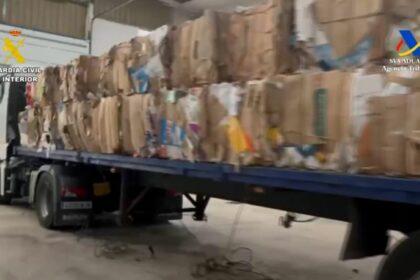 Intervenidos 3.225 kilos de hachís transportados ocultos entre cartones reciclados. Foto: Guardia Civil Intervenidos 3.225 kilos de hachís transportados ocultos entre cartones reciclados. Foto: Guardia Civil