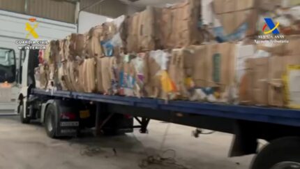 Intervenidos 3.225 kilos de hachís transportados ocultos entre cartones reciclados. Foto: Guardia Civil Intervenidos 3.225 kilos de hachís transportados ocultos entre cartones reciclados. Foto: Guardia Civil