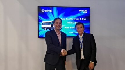 De izqda. a dcha. Sascha Kaehne, Operaciones Comerciales de Autobuses IVECO BUS AMEA, y Yee Kee, Presidente de ASIA PACIFIC TRUCK & BUS. Foto: Iveco Bus De izqda. a dcha. Sascha Kaehne, Operaciones Comerciales de Autobuses IVECO BUS AMEA, y Yee Kee, Presidente de ASIA PACIFIC TRUCK & BUS. Foto: Iveco Bus
