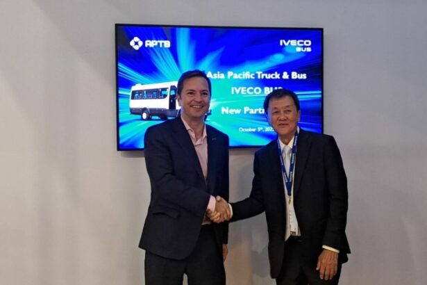 De izqda. a dcha. Sascha Kaehne, Operaciones Comerciales de Autobuses IVECO BUS AMEA, y Yee Kee, Presidente de ASIA PACIFIC TRUCK & BUS. Foto: Iveco Bus